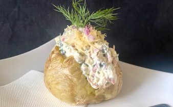 Bakad potatis med ost och rökt kött