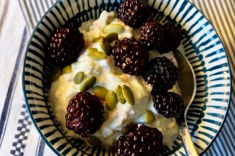 Havreskål med päron och björnbär