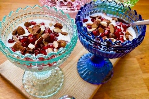 Citronkräm med rostad mandel och granatäpplekärnor