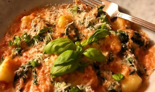Gnocchi med krämig spenat- och tomatsås