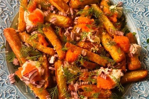 Fries toppade med rom, smetana och rödlök