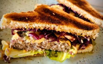 Burger sandwich med karamelliserad lök