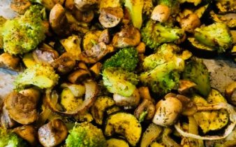 Ugnsrostad zucchini med svamp och broccoli