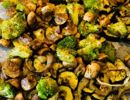 Ugnsrostad zucchini med svamp och broccoli