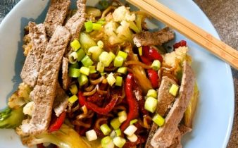 Pak choi nudlar med teriyakikött – kalorisnål