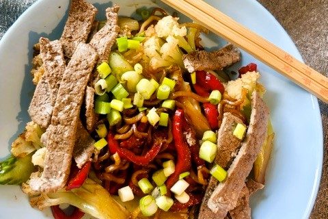 Pak choi nudlar med teriyakikött – kalorisnål